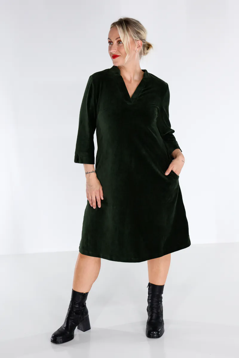 Saga kombogrønn velurkjole med lommer