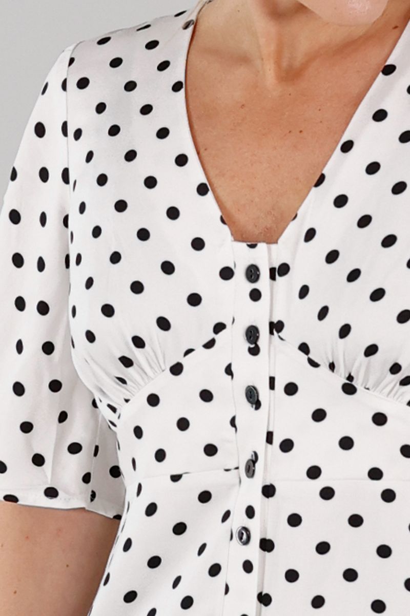 Liva hvit og sort polkadot kjole