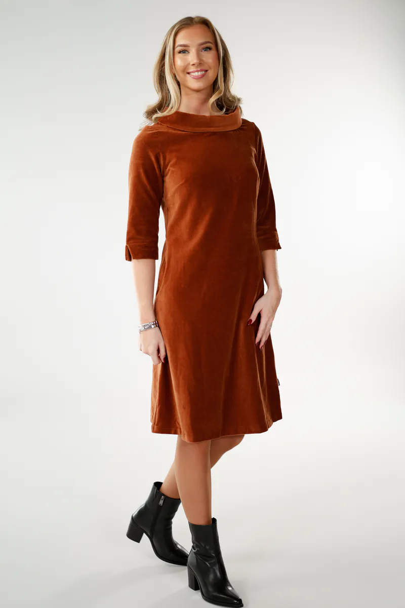 Sanna nugatt kjole i velur