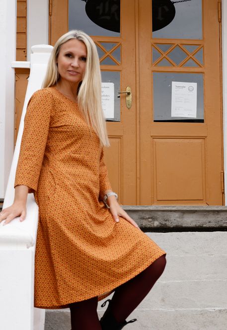 Hovedbilde Sonja okergul mønstret kjole