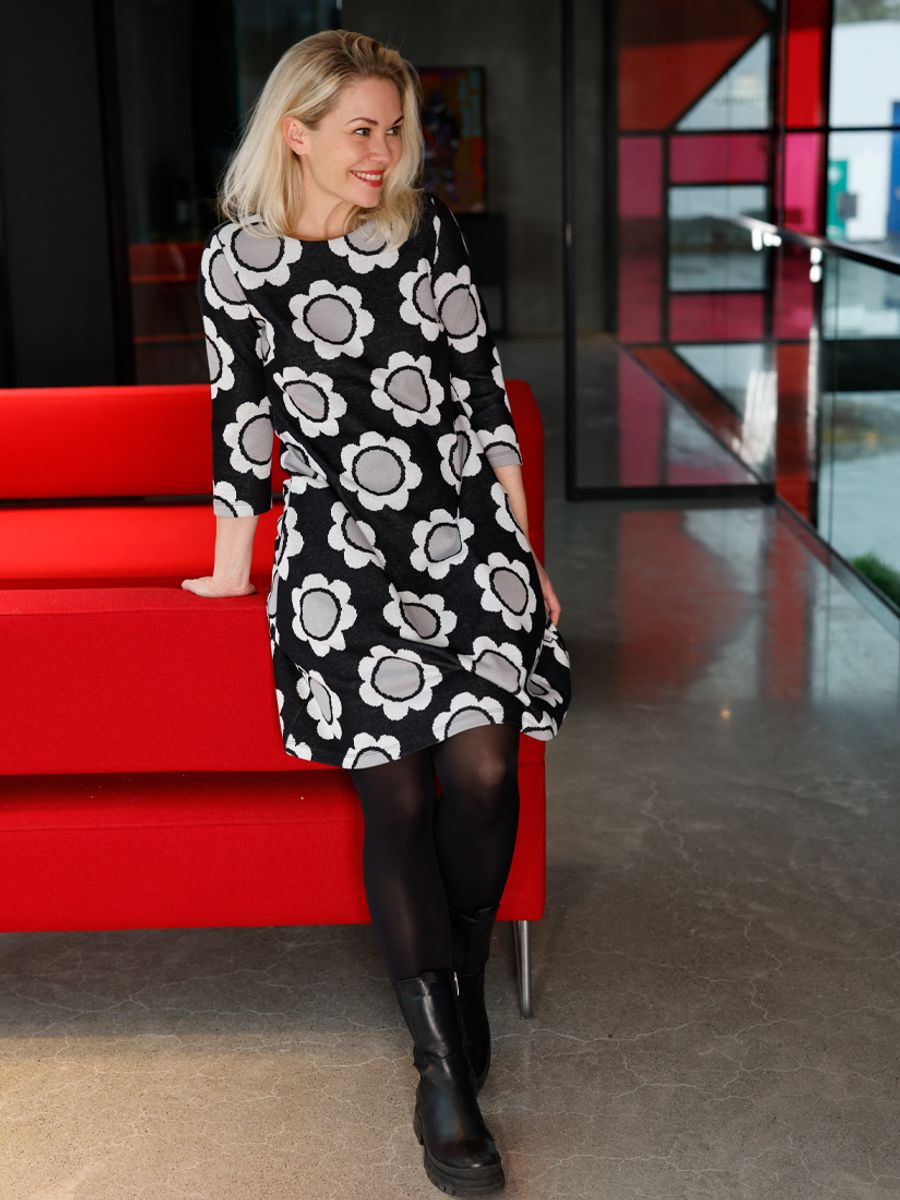 Maiken grå blomstret kjole