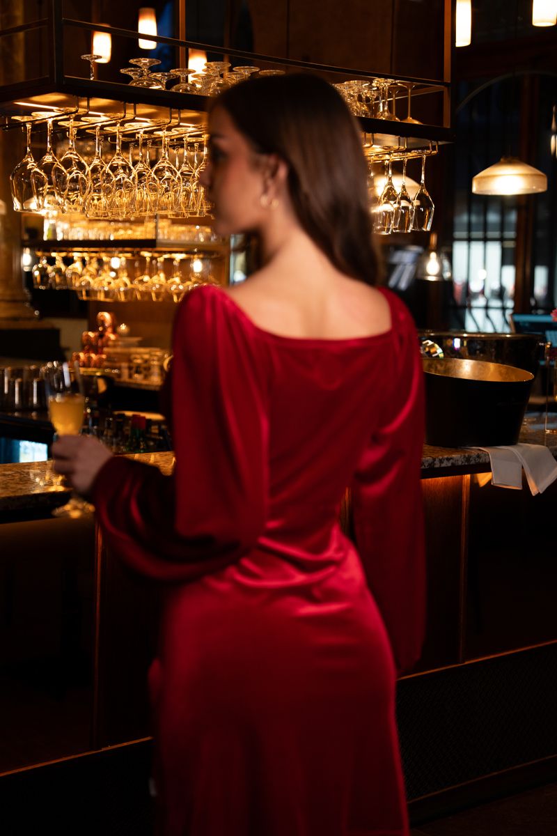 Marianne dyp rød selskapskjole