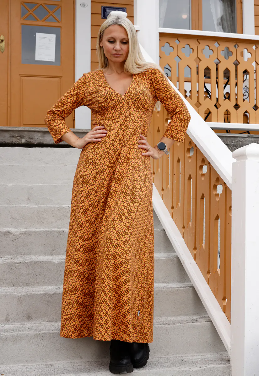 Giselle sort og okergul kjole