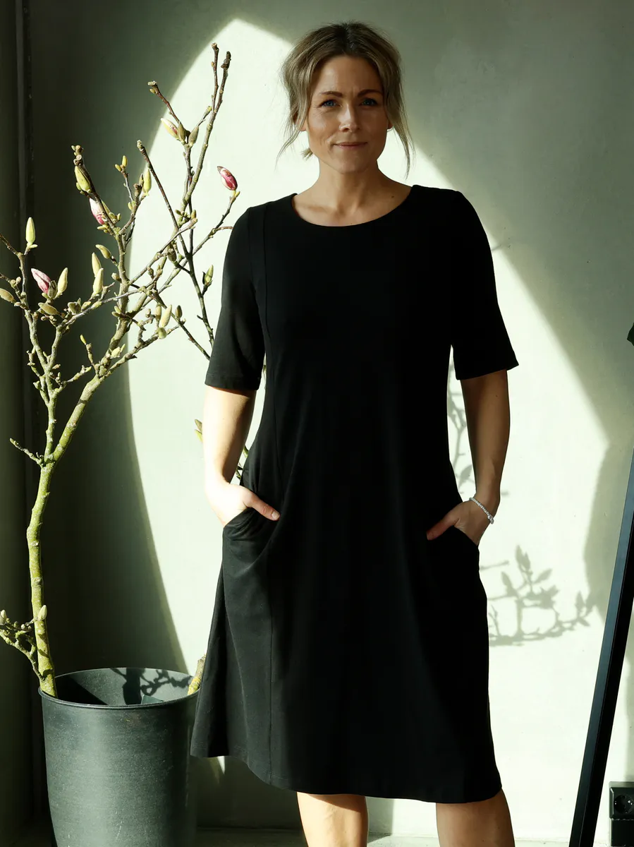 Sara sort bambuskjole