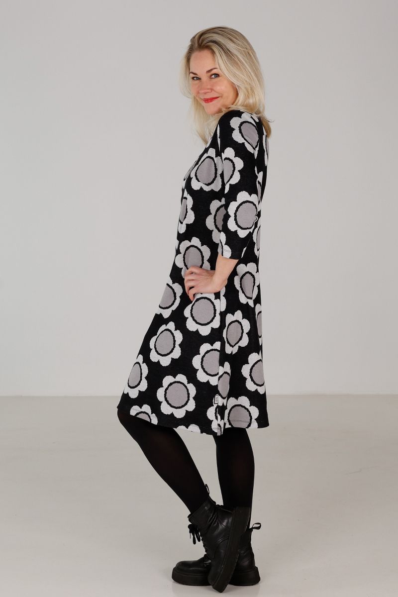 Maiken grå blomstret kjole