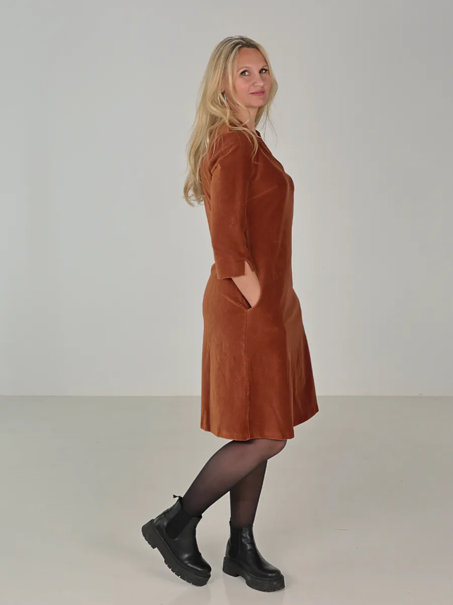 Saga nugat  velurkjole med lommer