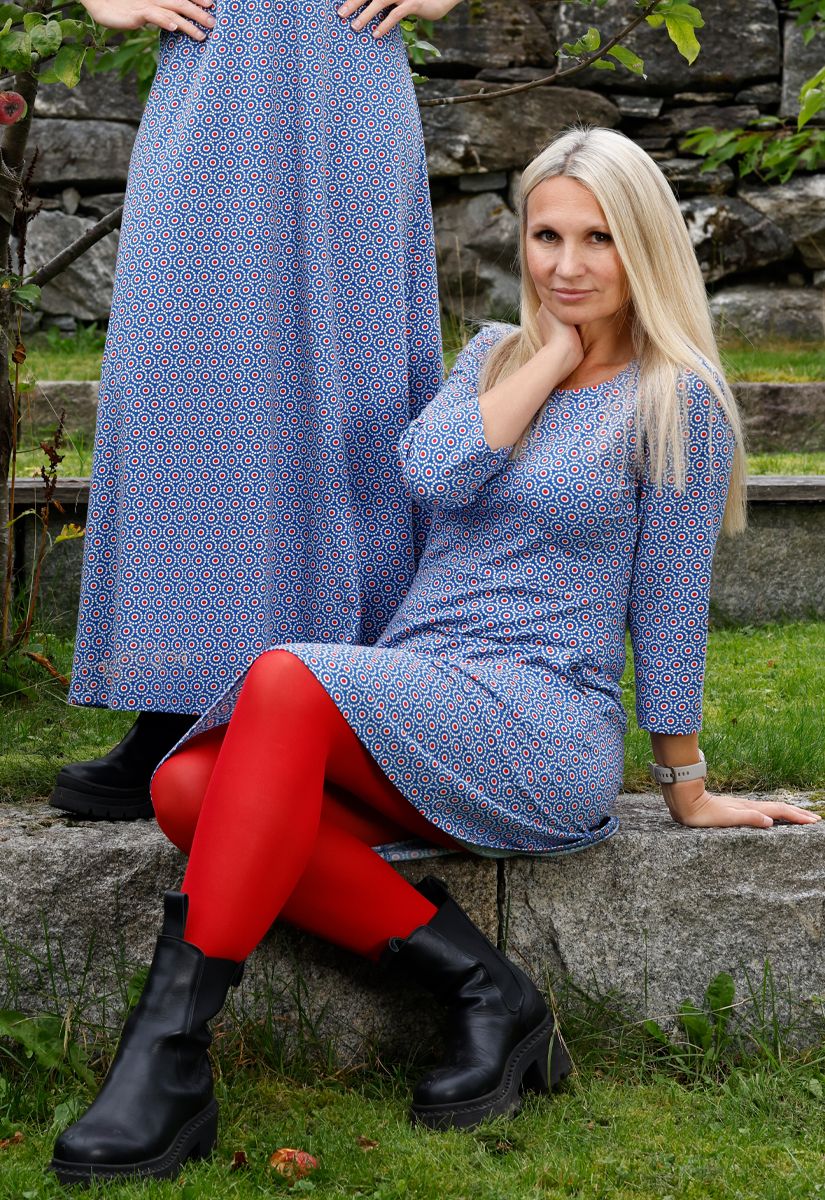 Sonja blå og rød mønstret kjole