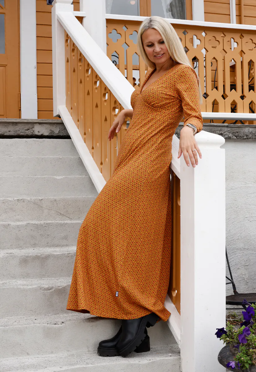 Giselle sort og okergul kjole